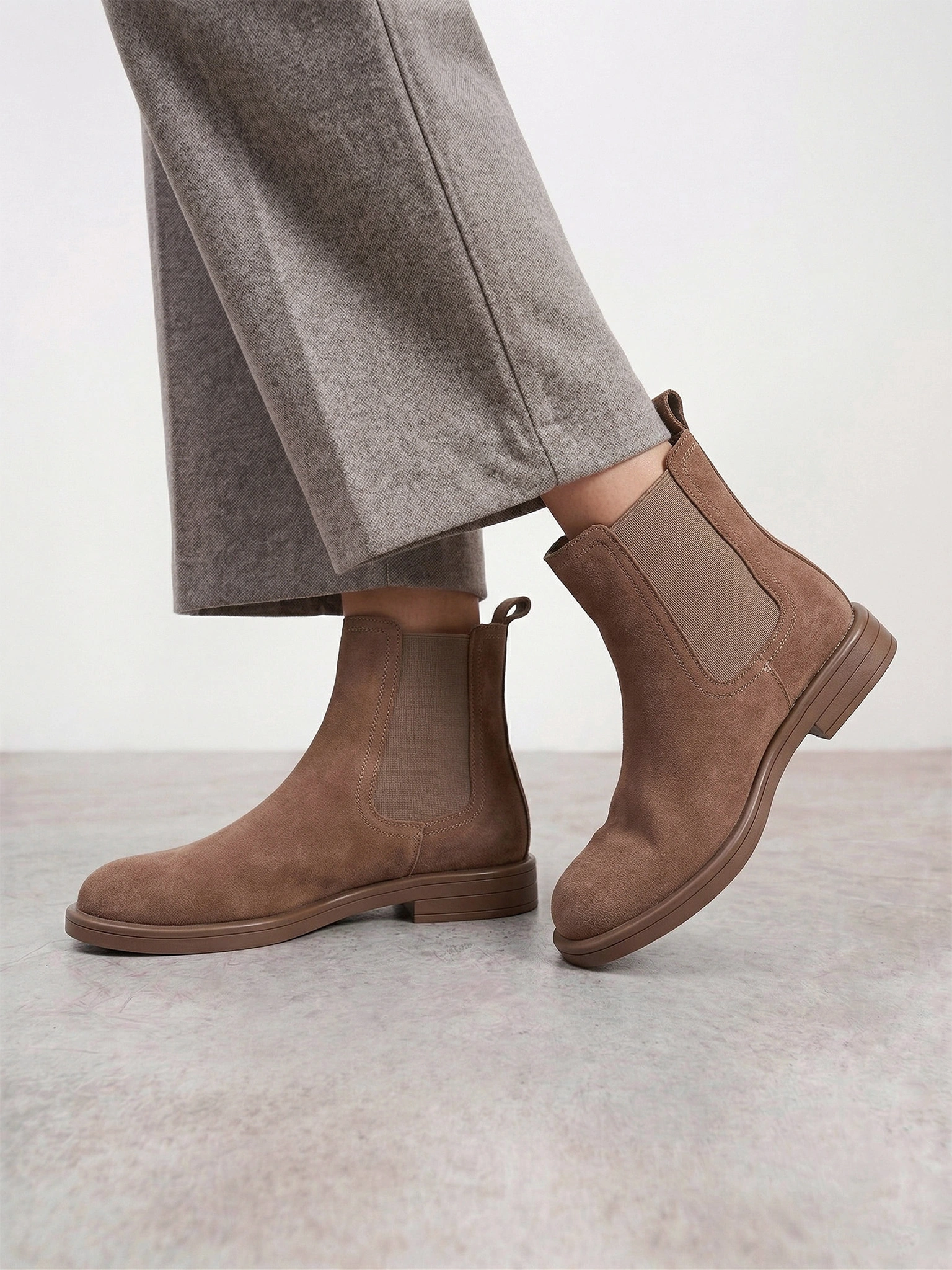 Ботинки-челси бежевого цвета на низком каблуке